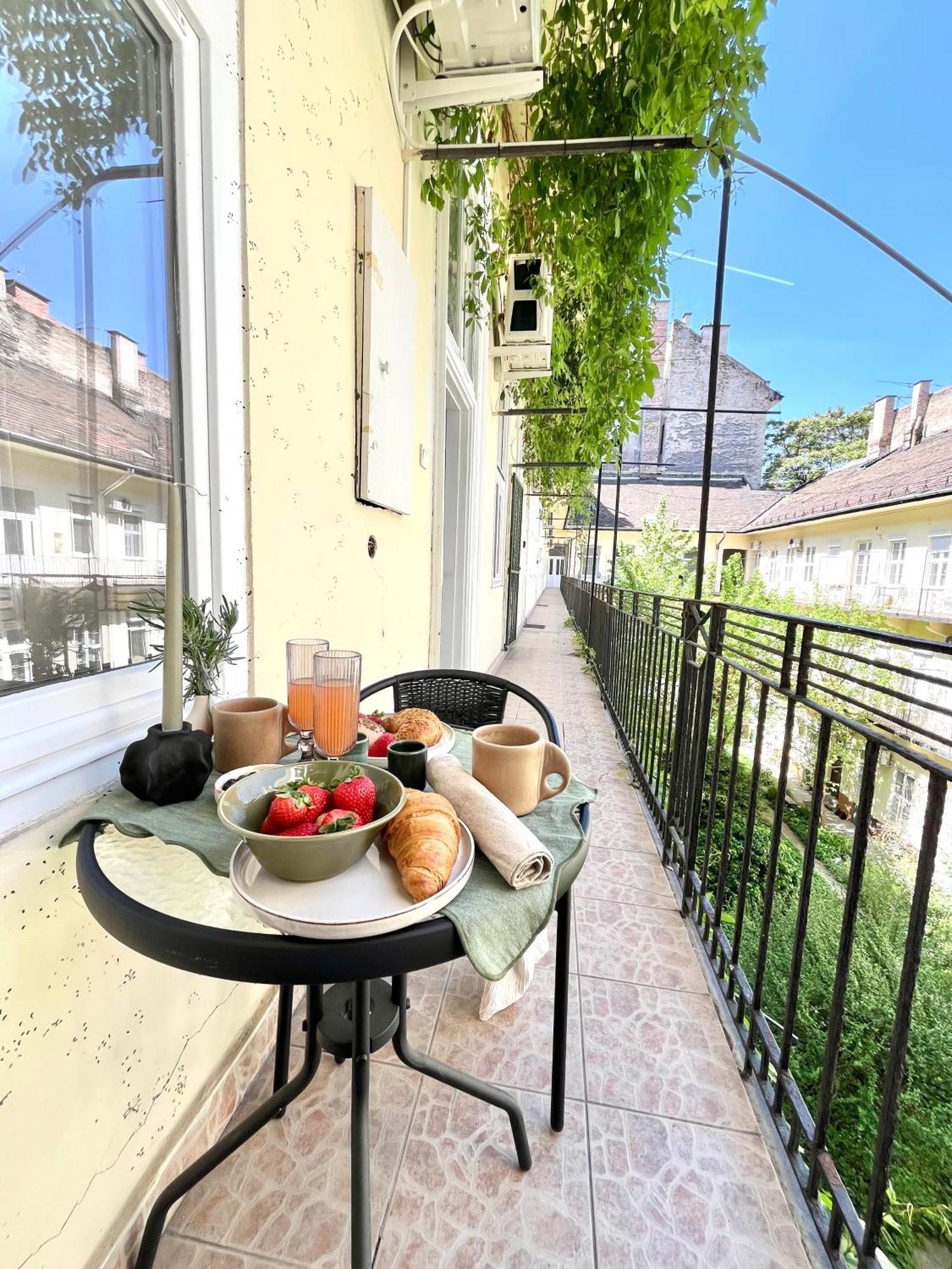 Oasis Apartment On The Broadway With Ac Budapest Exterior foto